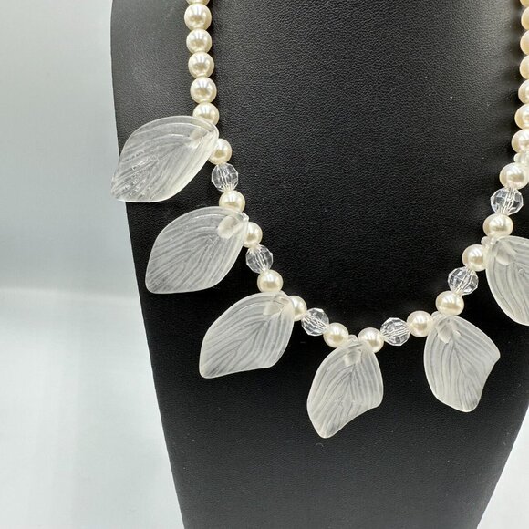 3/$30 Vintage Joans Collectibles Necklace Faux Pearl Frosted Leaf Pendants - Picture 4 of 12